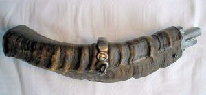 Click to enlarge an 18th century Spanish ibex horn powder flask